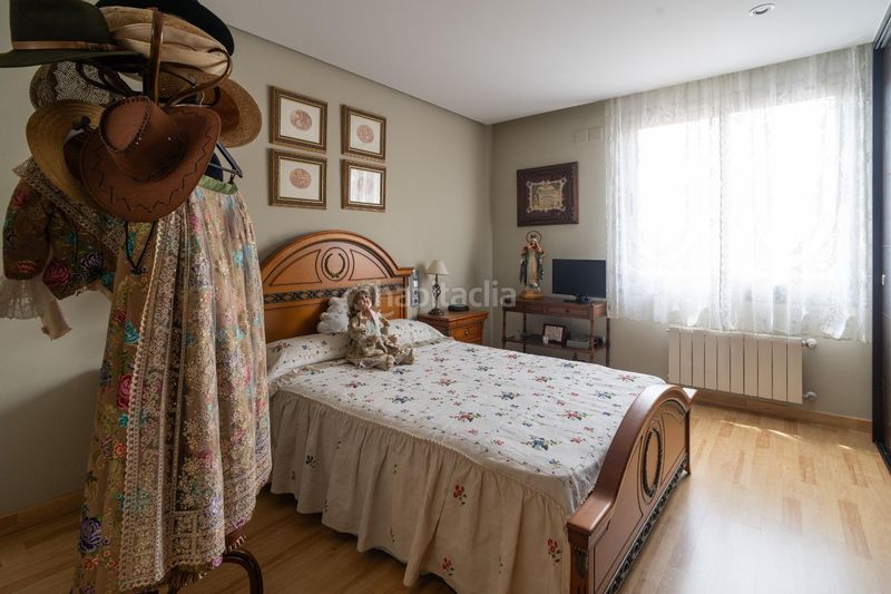 Foto 9dd7e757-d2e4-479f-bd89-22a655196f58. Casa amb calefacció aparcament a Benetússer