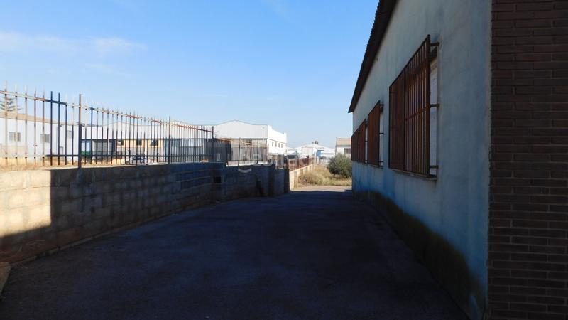 Foto 1dc512c7-6c4b-4bb4-a7c6-118e6e7a5446. Local comercial en carretera xilxes 11 nave acondicionada en venta en Vall d´Uixó (la)