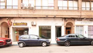 Locale commerciale en Carrer benigafull 1. Local en primera lnea comercial