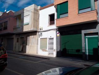 Casa adossada en Carrer de guzmn el bueno 76. Casa con infinitas posibilidades en el centro de ciudad