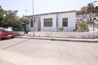 Chalet in Calle colonia segarra 117. Casa pareada con encanto y esencia original en la colonia segarr
