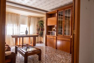 Appartement à Calle isabel de villena 12. Luminoso y amplio piso de 92 m² en segunda planta