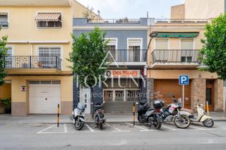 Casa aparellada  Dr gimbernat. Piso y bar en venta en zona centro de reus