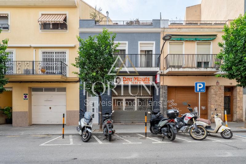 Foto 5efc81f8-29d7-4a65-aa9c-fff55497f731. Casa aparellada a Centre Reus