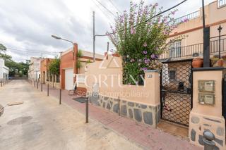 Casa  Mare de deu macarena. Casa en zona llevant de reus