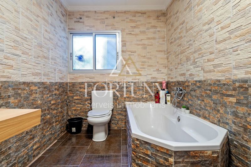 Foto 9309a0f6-82d9-4927-8622-37900f88a5db. Casa amb aparcament a Llevant Reus