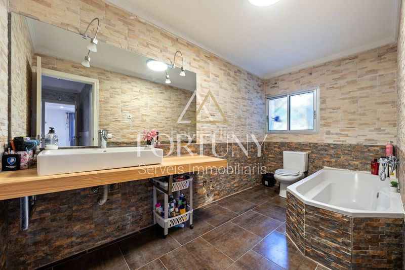 Foto cd2421b9-5b51-4d8a-94e4-b0eac279a4b8. Casa amb aparcament a Llevant Reus