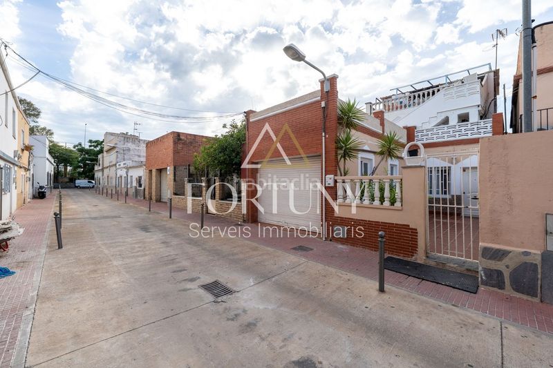 Foto fdcc6d01-bff2-4da9-9a33-3f0be3f1f6bd. Casa amb aparcament a Llevant Reus