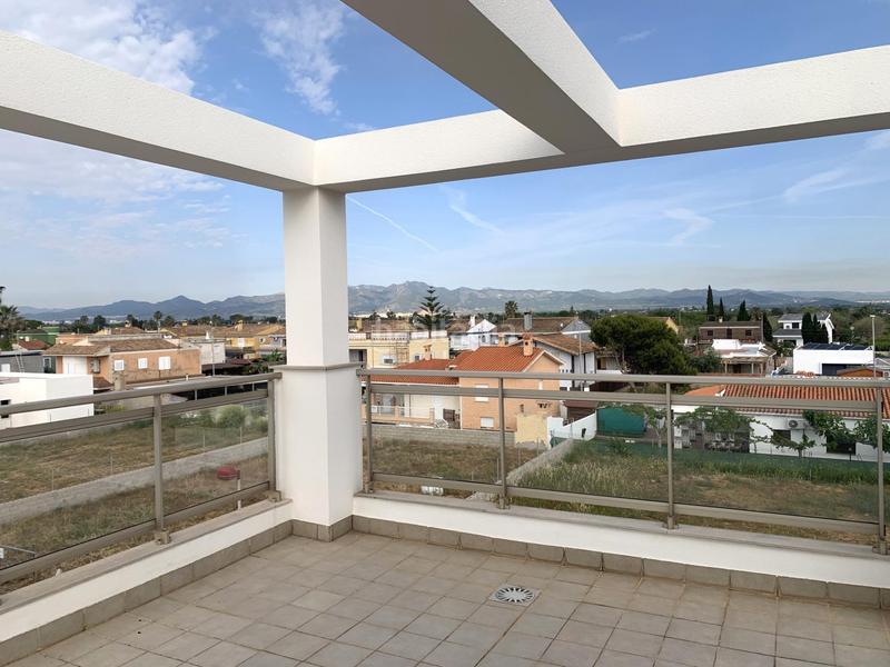 Foto fc58ae24-01c2-4e70-a3cf-65f16a4c6b25. Chalet espectacular chalet en primera linea de Playa en Burriana