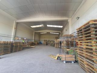 Industrial building in Plom del 28. Nave con patio en venta  poligono industrial riu clar tarr