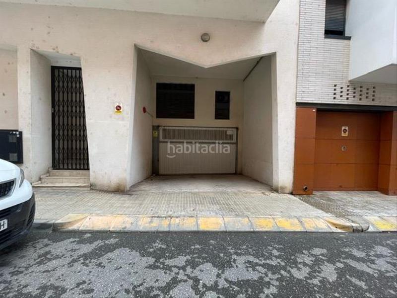 Foto bb57db7a-8ea9-4cd5-b172-3142be99da97. Parking voiture dans Casc Antic Amposta