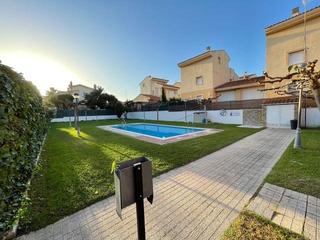 Semi detached house in Calle farena 11. Chalet adosado esquinero en venta  vilafortuny