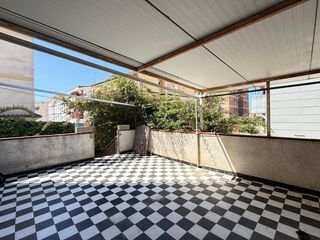 Pis a Segur de Calafell Nucli Urbà. Vivienda en venta en segur de calafell  gran bajo con patio y ba