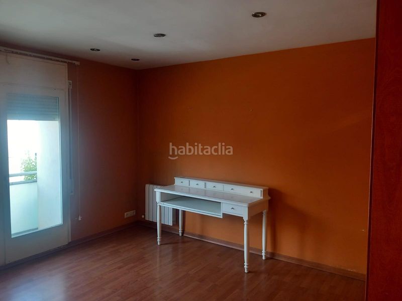Foto 36a43776-4f9e-437c-b3b4-f3f87f301369. Casa adossada amb aparcament a Olot