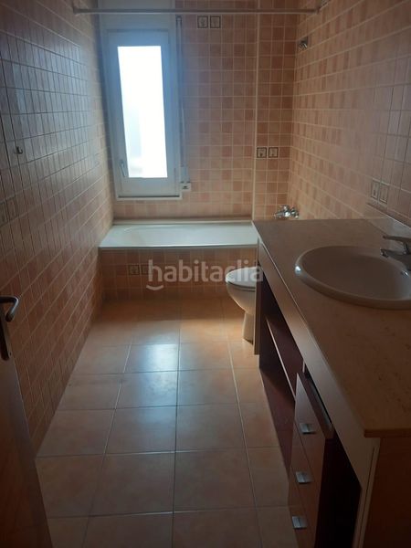Foto 5207b8ab-1d8c-48d6-9880-dec73a259285. Casa adossada amb aparcament a Olot