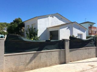 Chalet à Calafell Park. Chalet independiente con jardín y garaje en calafell park