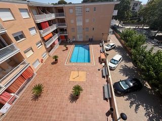 Flat in Sant Salvador. Piso de 4 dormitorios con terraza y piscina a 400 m de la playa