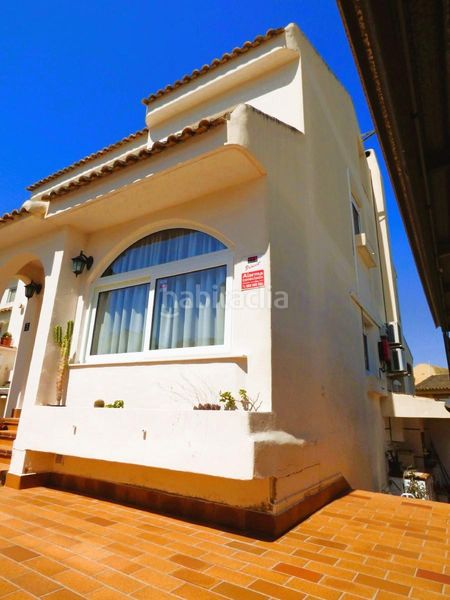 Foto 2d444659-f2a8-4654-a33c-7999f0985870. Casa adossada amb aparcament a Playa Levante Benidorm