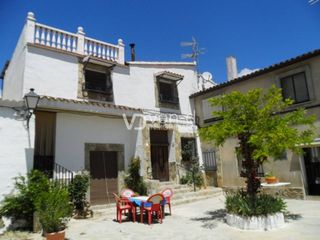 Maison à Urbanizacion navalon de abajo 3. Casa con parcela, terrazas y vistas a la montaña