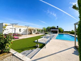 Lloguer Xalet a Poligono 11 171. Chalet de diseño con piscina en alquiler.