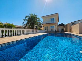 Casa a Cap Ras - Creus - Falconera. Casa en venta en empuriabrava con amarre