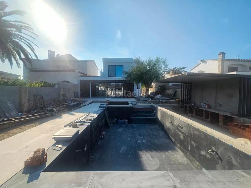 Foto 1a6154ad-d6e1-4512-9386-5be89ed55d08. Casa  en venta con amarre en Cap Ras - Creus - Falconera Empuriabrava