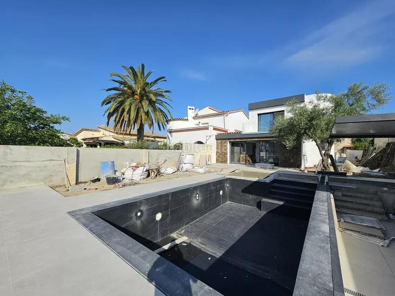 Foto 2602e530-e2eb-426b-91af-928b9f9e98cb. Casa  en venta con amarre en Cap Ras - Creus - Falconera Empuriabrava