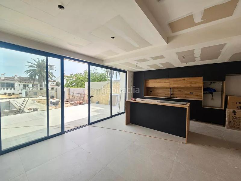 Foto 4e51c455-218c-4525-9025-ef60fc170c66. Casa  en venta con amarre en Cap Ras - Creus - Falconera Empuriabrava