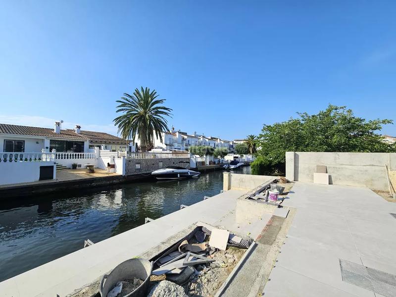 Foto 716c2755-11f9-4a00-91dd-2365b0561026. Casa  en venta con amarre en Cap Ras - Creus - Falconera Empuriabrava