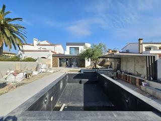 Casa a Cap Ras - Creus - Falconera. Casa en venta en empuriabrava con amarre