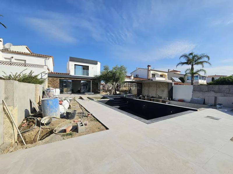 Foto a4811167-4afd-439b-b9ec-ae90cef52781. Casa  en venta con amarre en Cap Ras - Creus - Falconera Empuriabrava