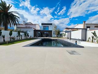 Casa a Cap Ras - Creus - Falconera. Casa en venta en empuriabrava con amarre