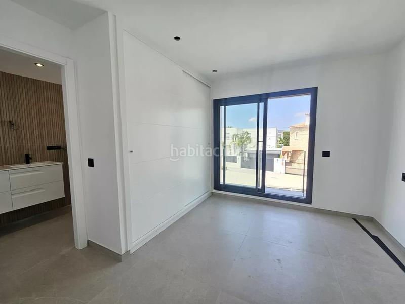 Foto ab0bb858-672f-4619-bbba-410e8b74e981. Casa  en venta con amarre en Cap Ras - Creus - Falconera Empuriabrava