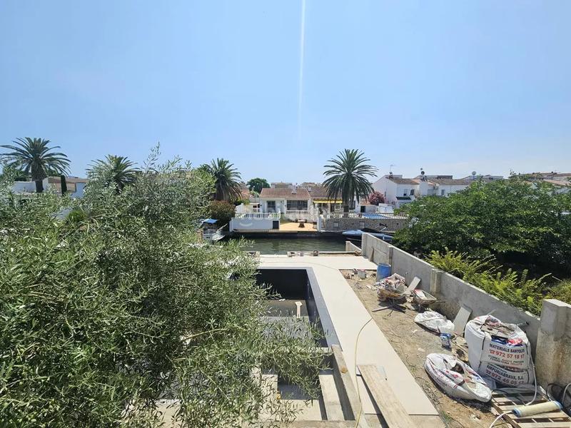 Foto fa5456c4-dcc2-4846-8efe-8ff62d0172d4. Casa  en venta con amarre en Cap Ras - Creus - Falconera Empuriabrava