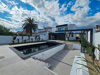 Haus in Cap Ras - Creus - Falconera. Casa en venta en empuriabrava con amarre