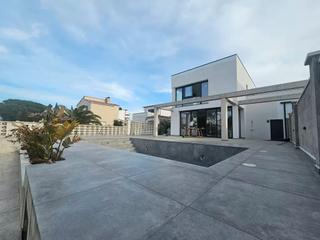 Casa a Cap Ras - Creus - Falconera. Nueva villa en venta en empuriabrava