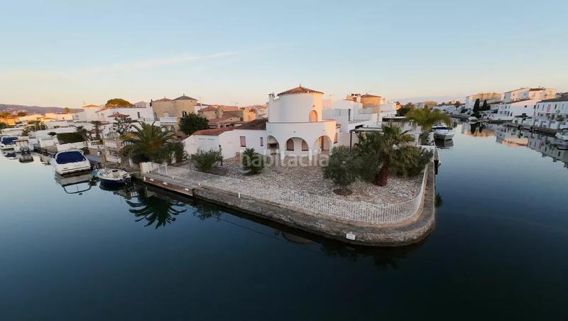 Foto 1256b8ac-b86e-4006-aa54-ecbdf3642b25. Casa  en venta al canal ancho en Segre - Ebre - Ter Empuriabrava