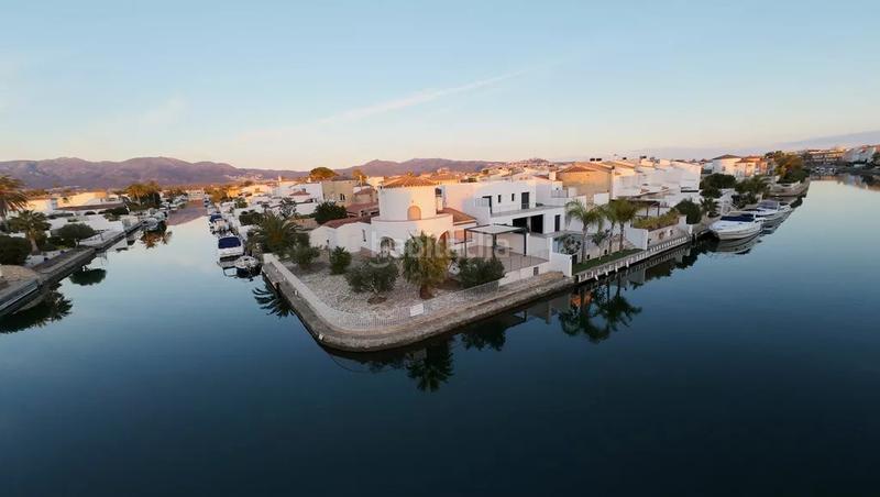 Foto ad3480bc-60d9-44fa-afed-a85425084aca. Casa  en venta al canal ancho en Segre - Ebre - Ter Empuriabrava