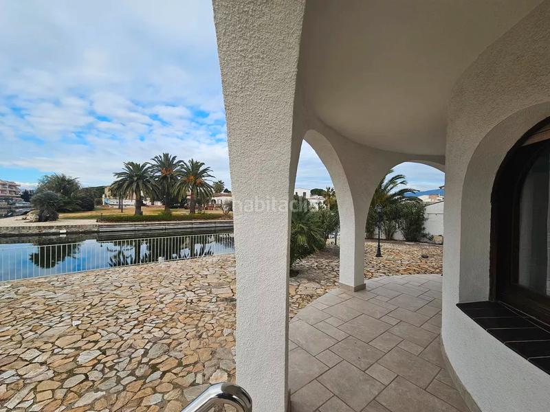Foto b30d689c-dd70-4624-ba97-bba179f60631. Casa  en venta al canal ancho en Segre - Ebre - Ter Empuriabrava