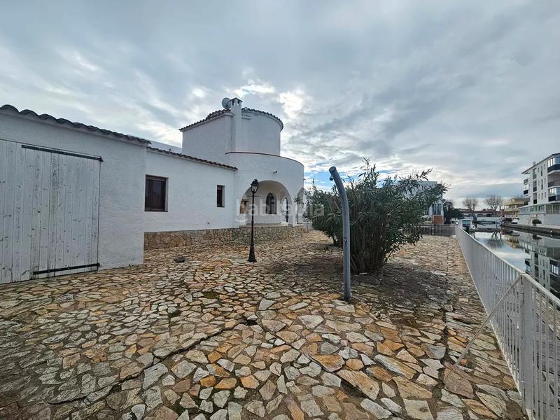 Foto b4d8a958-abf7-4bcd-8396-6a785841a800. Casa  en venta al canal ancho en Segre - Ebre - Ter Empuriabrava