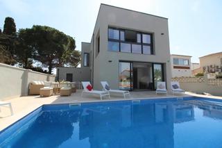 Casa a Cap Ras - Creus - Falconera. Moderna casa con amarre de 14 m en venta.