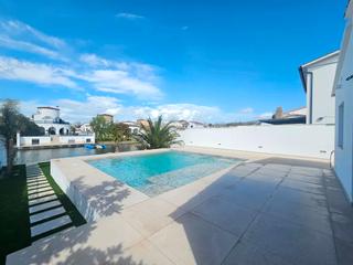 Casa a Llobregat 48. Casa en venta en empuriabrava al canal ancho