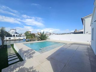 Maison  Llobregat 48. Casa en venta en empuriabrava al canal ancho