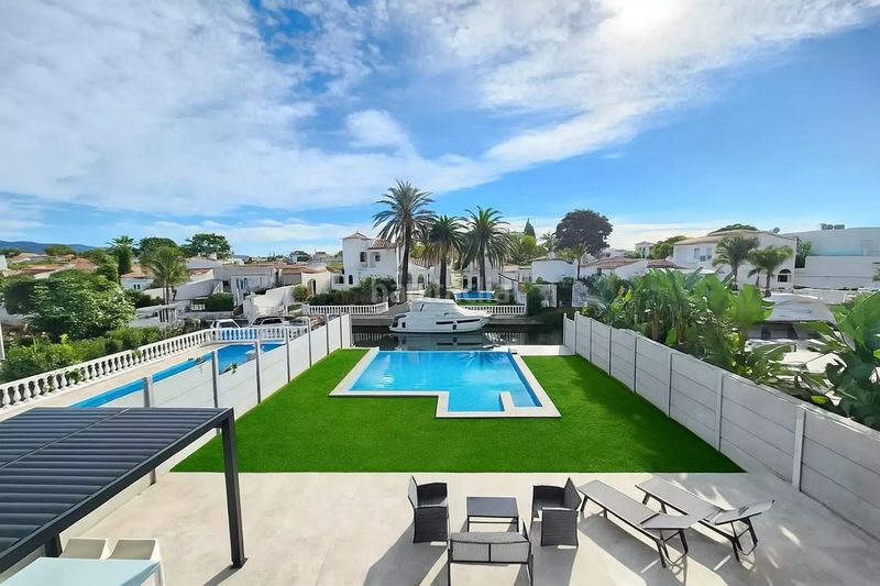 Foto c7831fc9-3410-42ce-bf7c-e0b714c1a588. Casa amb calefacció aparcament piscina a Segre - Ebre - Ter Empuriabrava