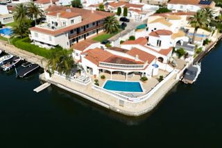 Maison à Port Banyuls - Port Alegre - Port Empordà. Casa en venta en empuriabrava al canal ancho