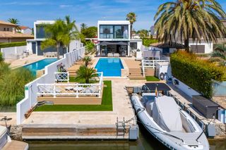 House in Moxó - Sant Mori. Casa en venta en empuriabrava al canal ancho con hutg