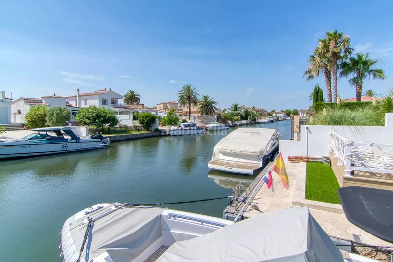 Foto 1c04d22d-7e70-4acb-bd9d-8d8e3bb491b6. Casa amb calefacció aparcament piscina a Moxó - Sant Mori Empuriabrava
