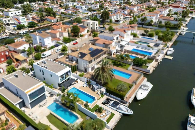 Foto 50e31d49-e0f4-4dd1-a9df-ce6d358748c1. Casa amb calefacció aparcament piscina a Moxó - Sant Mori Empuriabrava