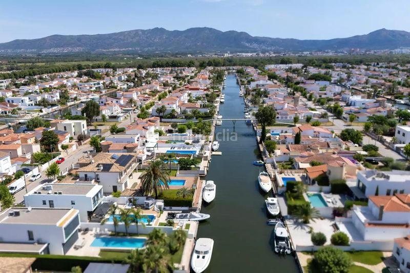 Foto a6511223-2fb5-428f-a447-3bf69b3ec3e8. Casa amb calefacció aparcament piscina a Moxó - Sant Mori Empuriabrava
