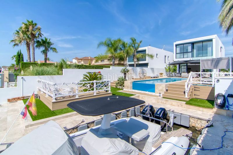 Foto aa600541-6e30-47c3-87b2-5339aef83ce4. Casa amb calefacció aparcament piscina a Moxó - Sant Mori Empuriabrava
